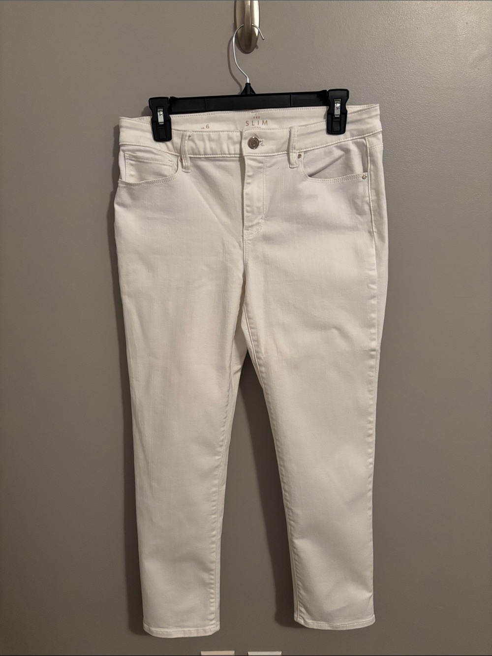 White House Black Market Womenโs Slim White Skinny Jeans